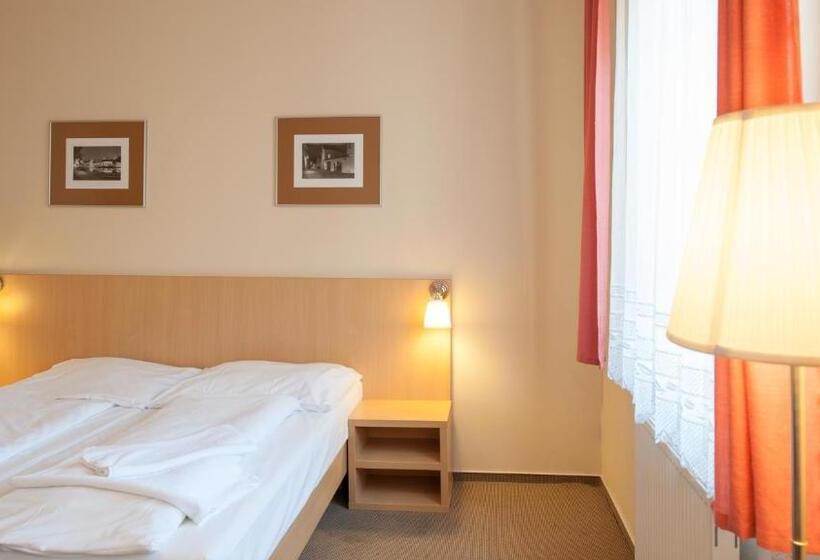 פנסיון V Centru