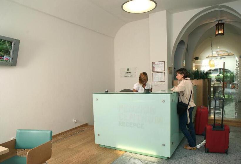 פנסיון V Centru