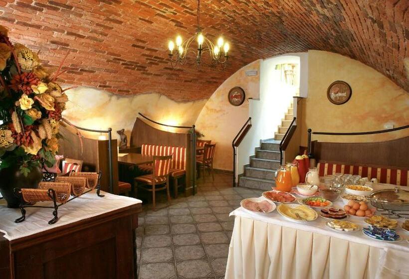 פנסיון V Centru