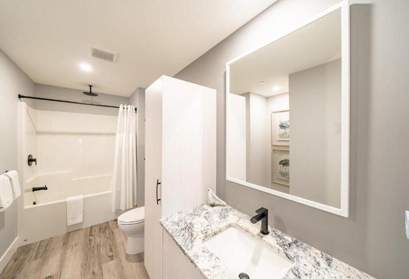 Sunrise Ridge Waterfront Resort