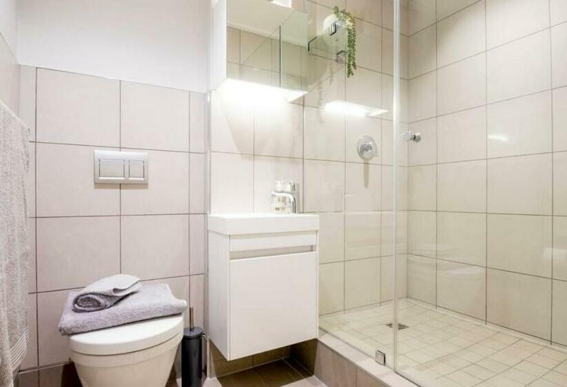 Alimama Spaces: The Rob S Foreshore Place