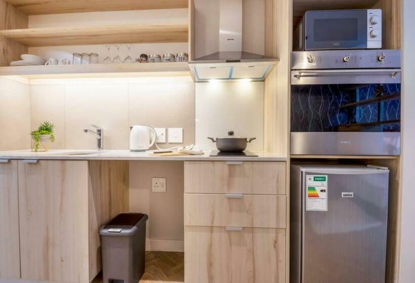 Alimama Spaces: The Rob S Foreshore Place