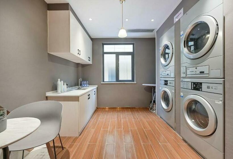 Atour Hotel Ezhou City Government