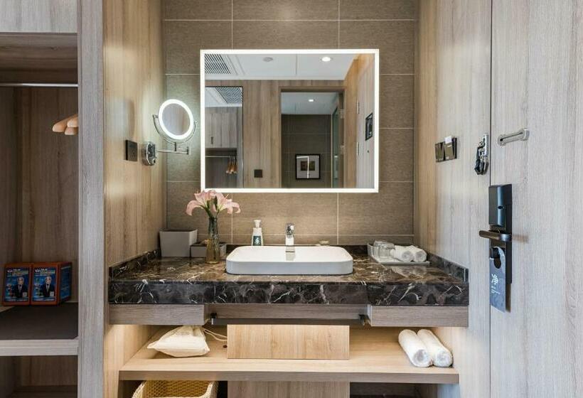 Atour Hotel Zhenjiang Xijindu Jinshan Temple