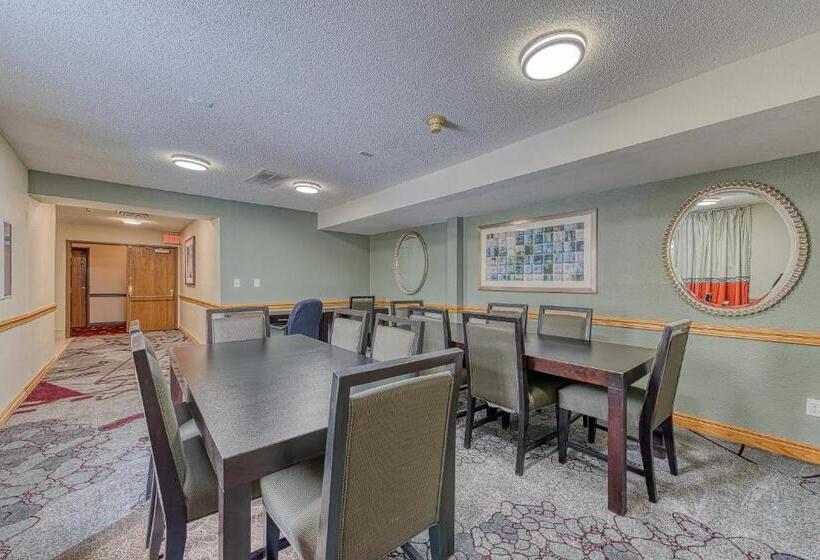 Отель American Inn & Suites