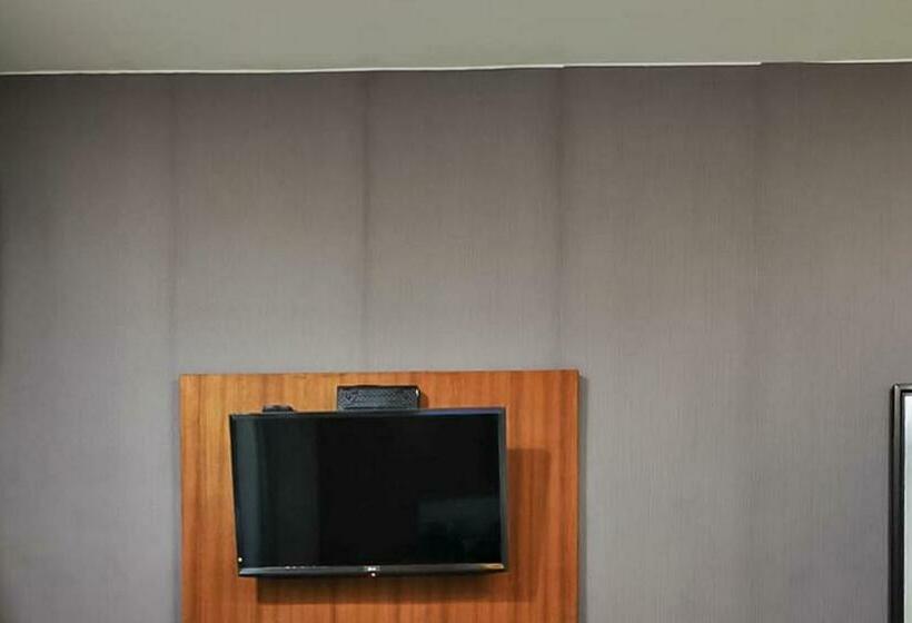 בית מלון כפרי Reddoorz Plus @ Taman Madiun