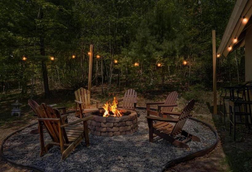 Hottub, Firepit, Grill, Deck, Playset & Wifi