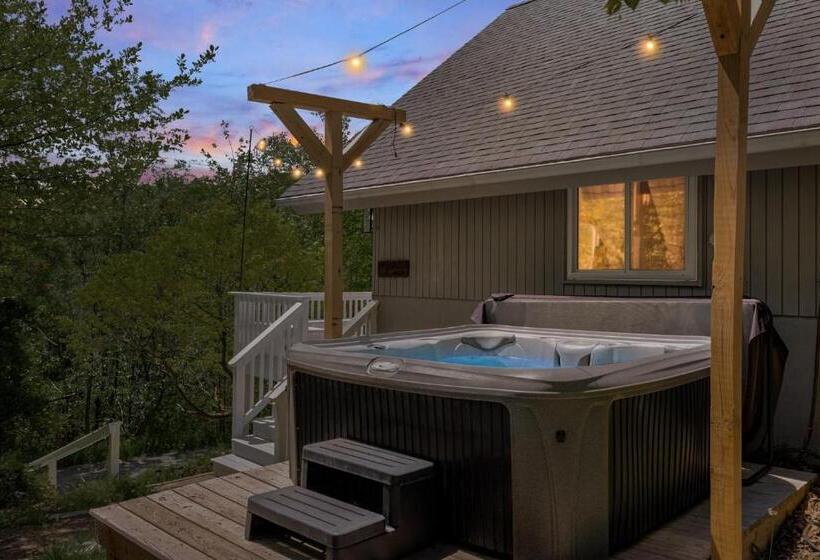 Hottub, Firepit, Grill, Deck, Playset & Wifi