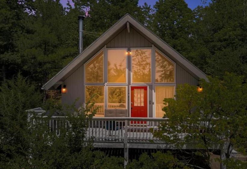 Hottub, Firepit, Grill, Deck, Playset & Wifi