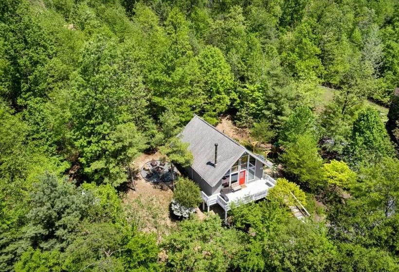 Hottub, Firepit, Grill, Deck, Playset & Wifi