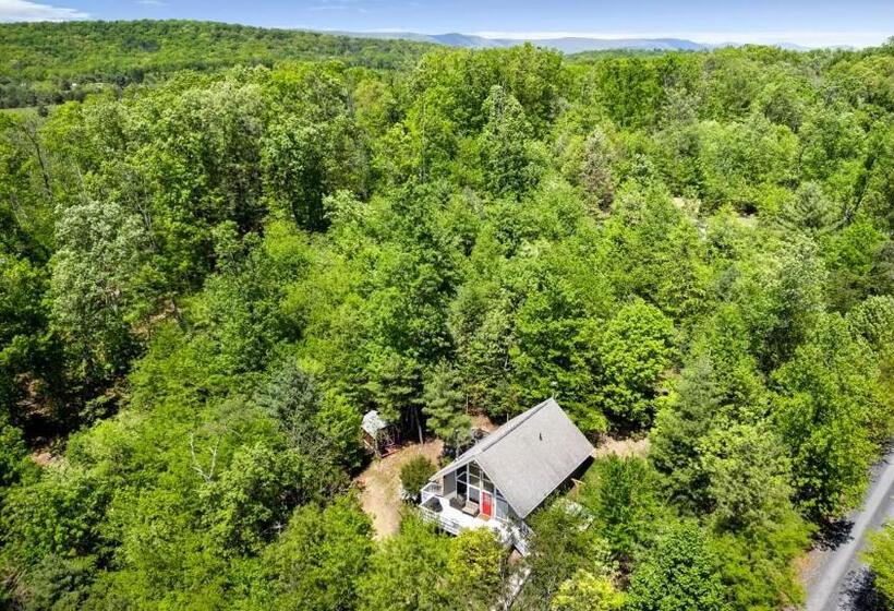 Hottub, Firepit, Grill, Deck, Playset & Wifi