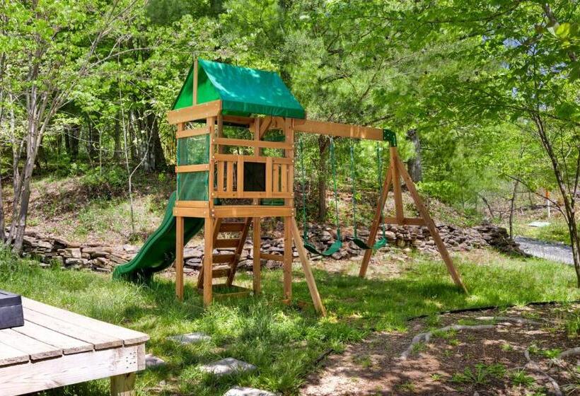 Hottub, Firepit, Grill, Deck, Playset & Wifi