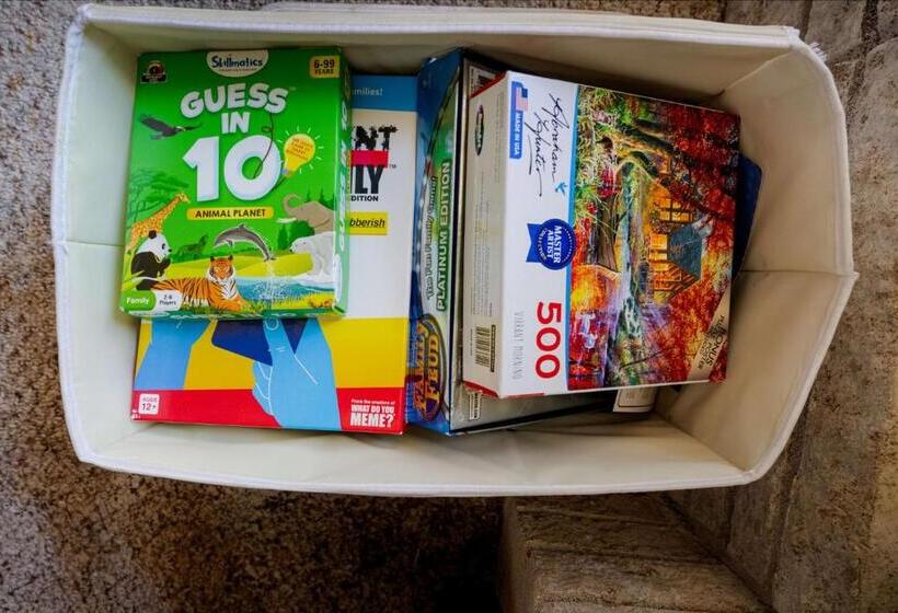 Hottub, Firepit, Grill, Deck, Playset & Wifi