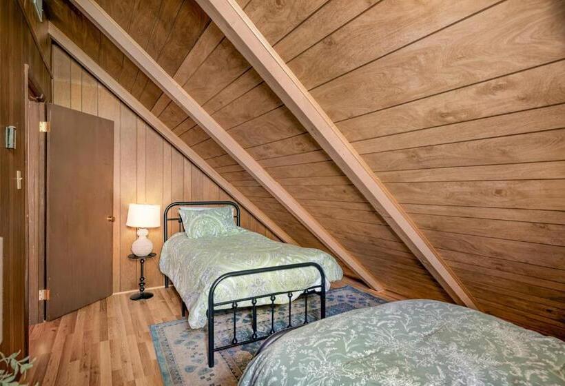 Hottub, Firepit, Grill, Deck, Playset & Wifi