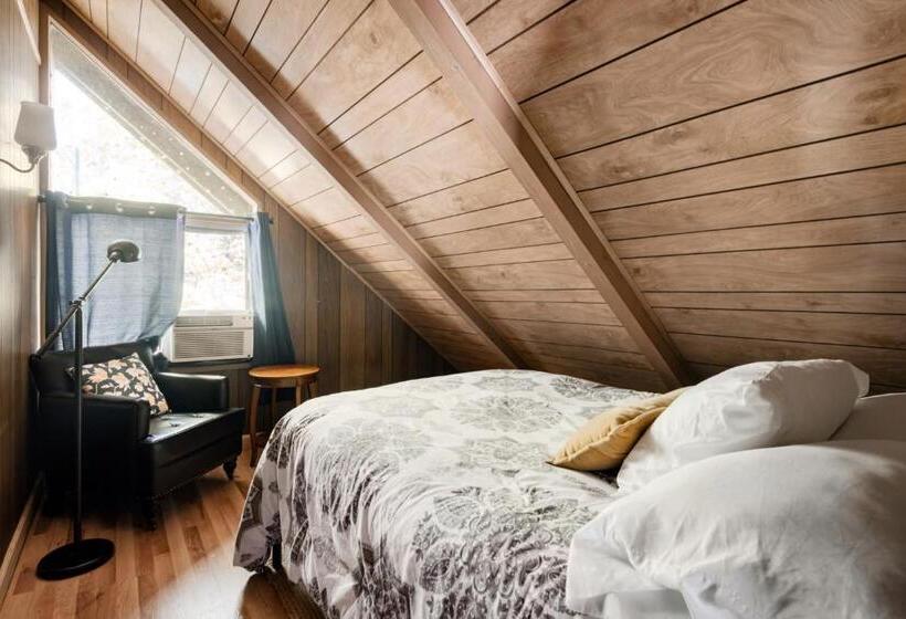 Hottub, Firepit, Grill, Deck, Playset & Wifi