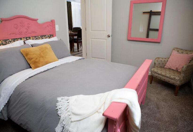 The Blue Door Bungalow   Oldtown, Well Equipped Kitchen