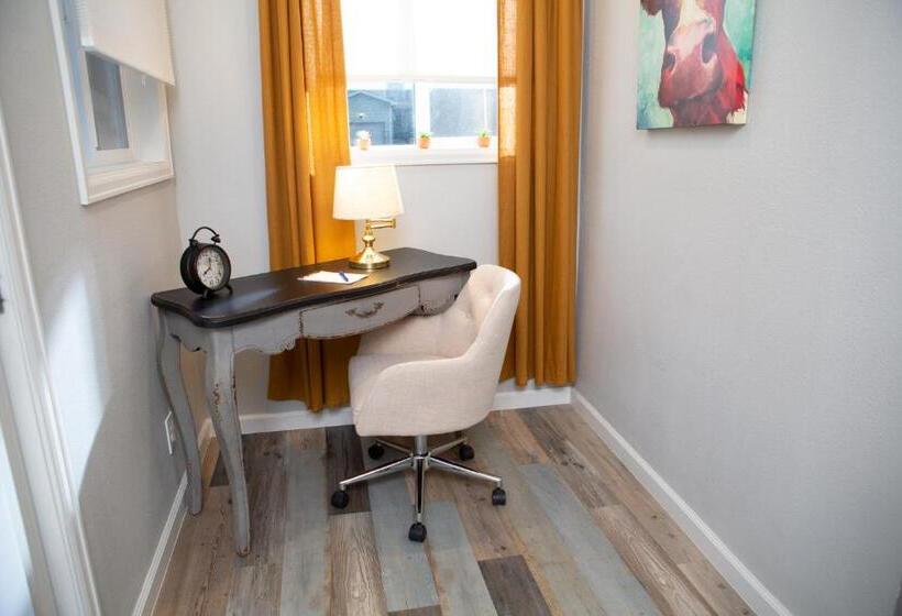 The Blue Door Bungalow   Oldtown, Well Equipped Kitchen