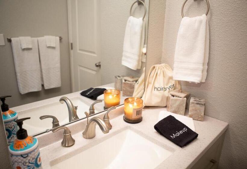 The Blue Door Bungalow   Oldtown, Well Equipped Kitchen