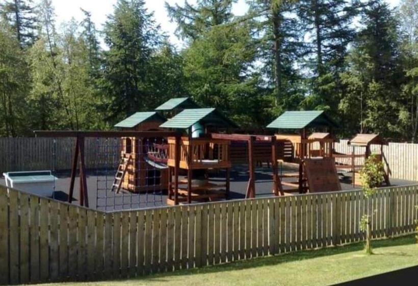 Woodside Hot Tub Retreat