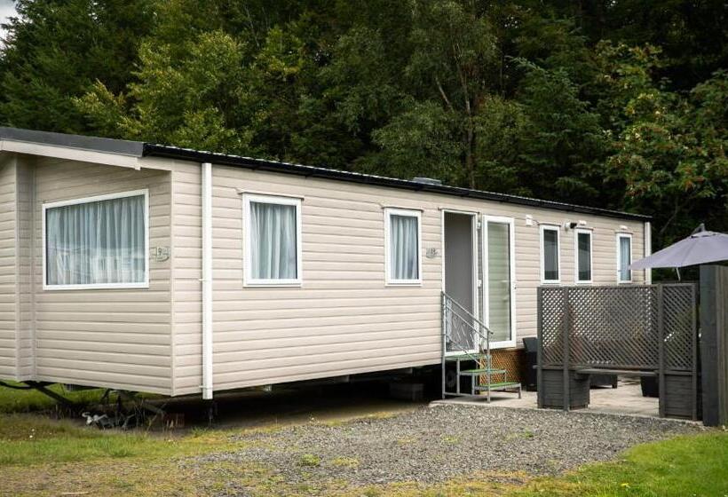 Woodside Hot Tub Retreat