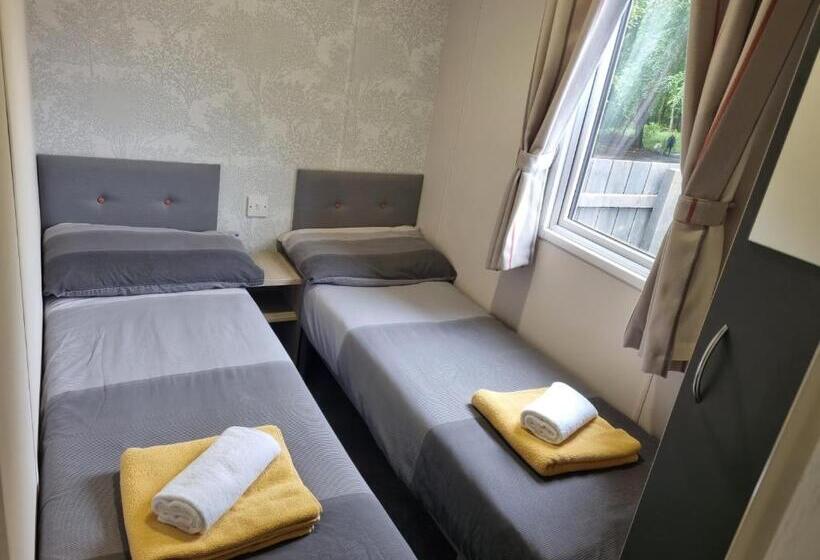 Woodside Hot Tub Retreat