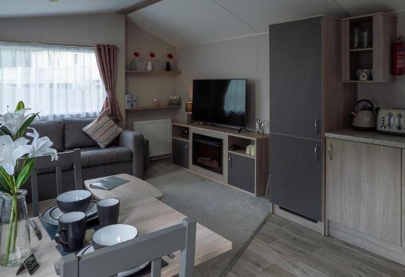 Woodside Hot Tub Retreat