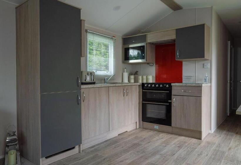 Woodside Hot Tub Retreat