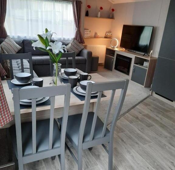 Woodside Hot Tub Retreat