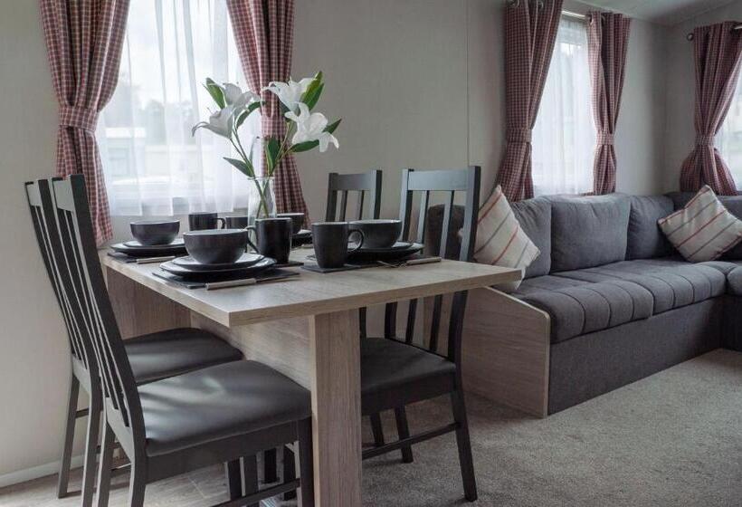 Woodside Hot Tub Retreat