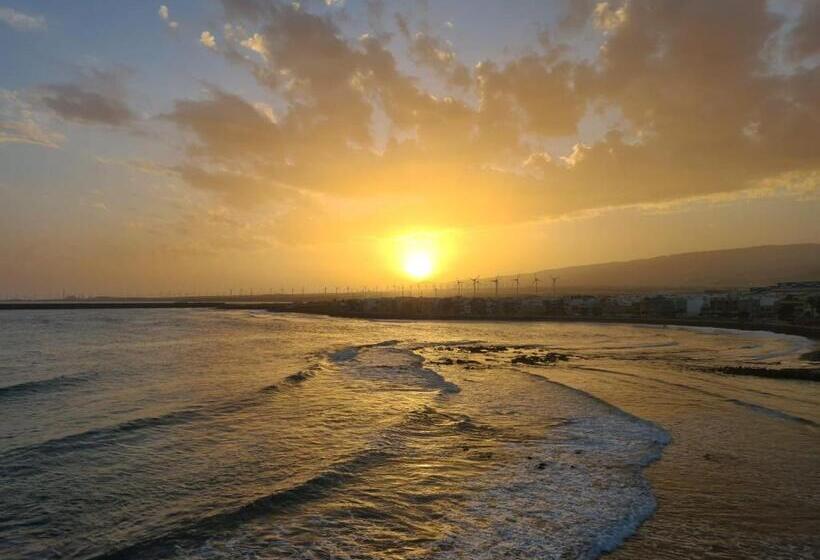 Arinaga Arena Y Mar Beach