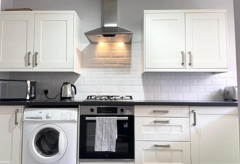 Best Price! Wonderful 2 Bedroom, 2 Superkings Or 4 Singles, Fantastic Location & Free Parking!