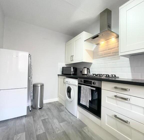 Best Price! Wonderful 2 Bedroom, 2 Superkings Or 4 Singles, Fantastic Location & Free Parking!