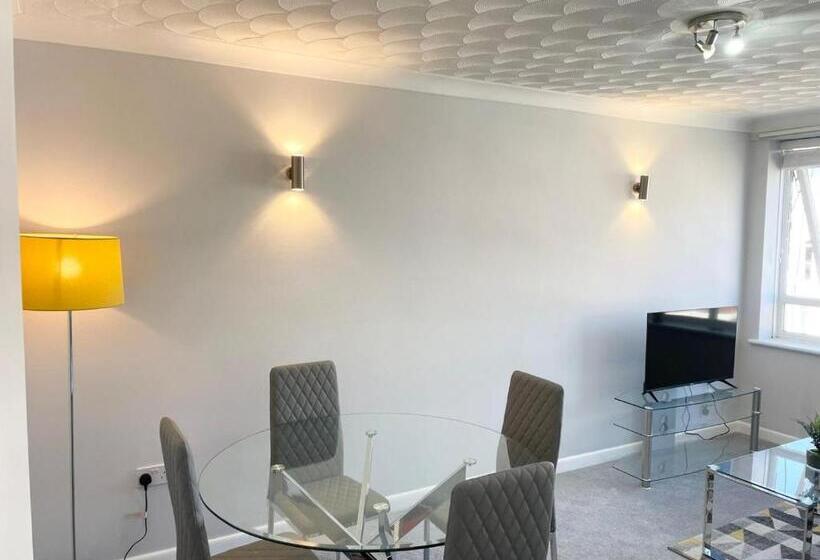 Best Price! Wonderful 2 Bedroom, 2 Superkings Or 4 Singles, Fantastic Location & Free Parking!