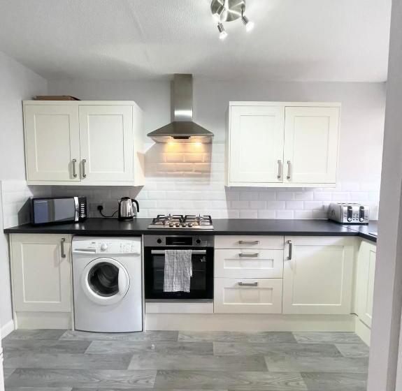 Best Price! Wonderful 2 Bedroom, 2 Superkings Or 4 Singles, Fantastic Location & Free Parking!