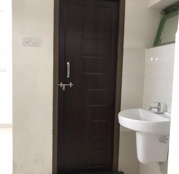 فندق Priti International