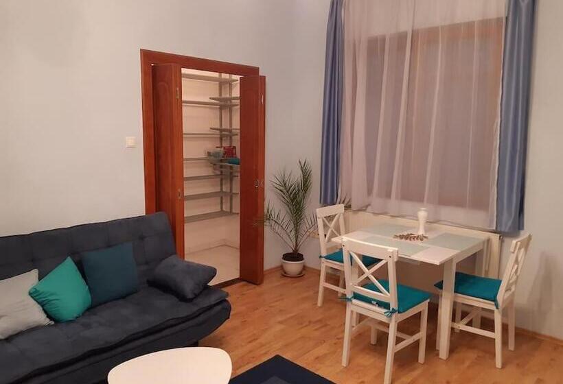 House W Little Tropical Garden