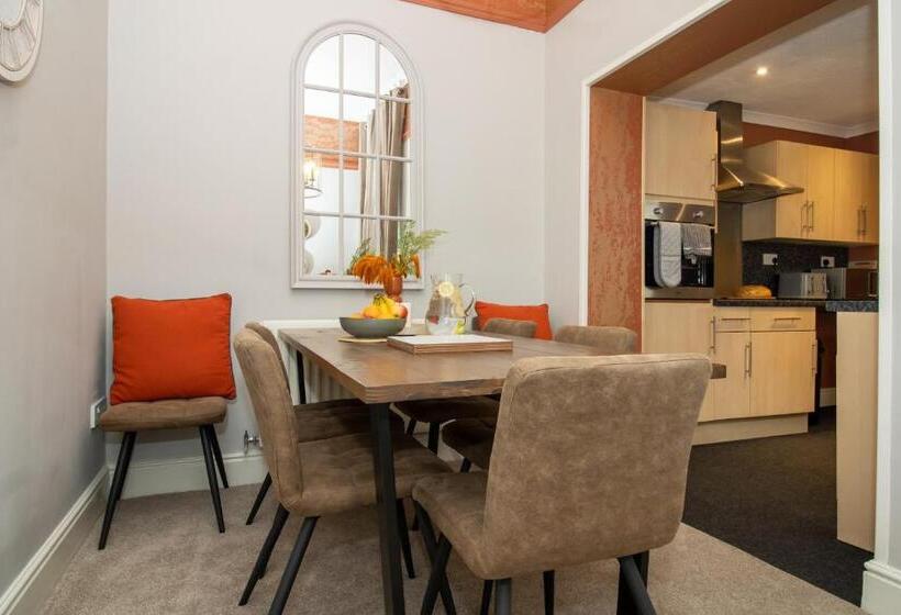 Logan House, Modern And Spacious Townhouse Close To City Centre