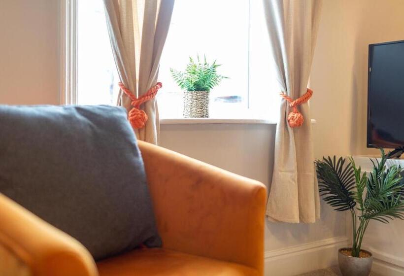 Logan House, Modern And Spacious Townhouse Close To City Centre