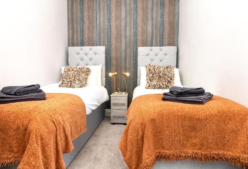 Logan House, Modern And Spacious Townhouse Close To City Centre