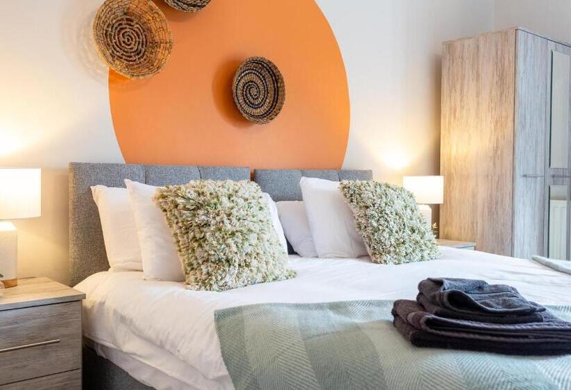 Logan House, Modern And Spacious Townhouse Close To City Centre