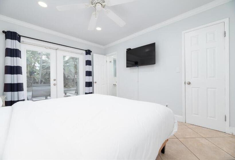 Luxurious Fort Lauderdale Pool Home