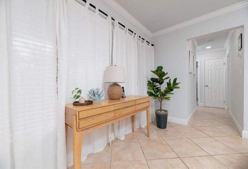 Luxurious Fort Lauderdale Pool Home