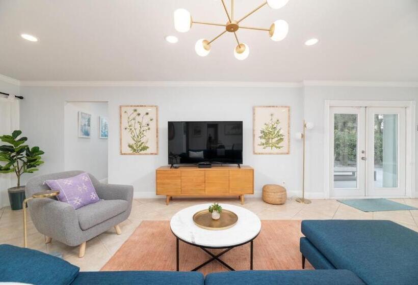 Luxurious Fort Lauderdale Pool Home