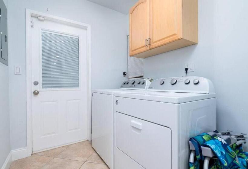 Luxurious Fort Lauderdale Pool Home