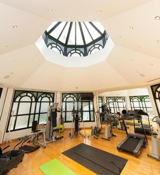 Luxury 3bdrs Apt. In Mistral Beach With Sea Views