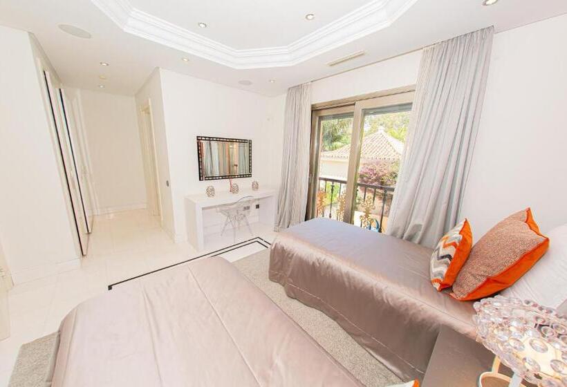 Luxury 3bdrs Apt. In Mistral Beach With Sea Views