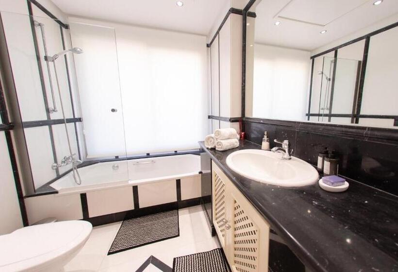 Luxury 3bdrs Apt. In Mistral Beach With Sea Views