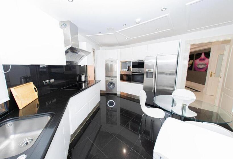 Luxury 3bdrs Apt. In Mistral Beach With Sea Views