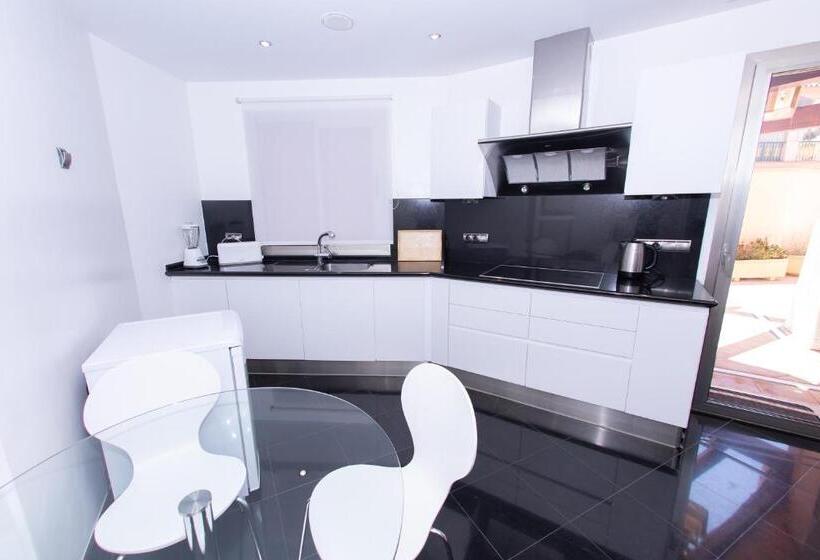 Luxury 3bdrs Apt. In Mistral Beach With Sea Views