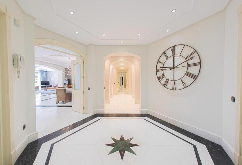 Luxury 3bdrs Apt. In Mistral Beach With Sea Views